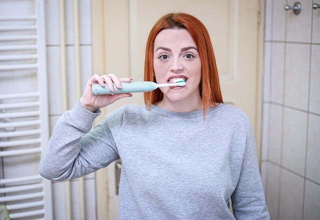 Oil Pulling Before or After Brushing Your Teeth: Which is Best?